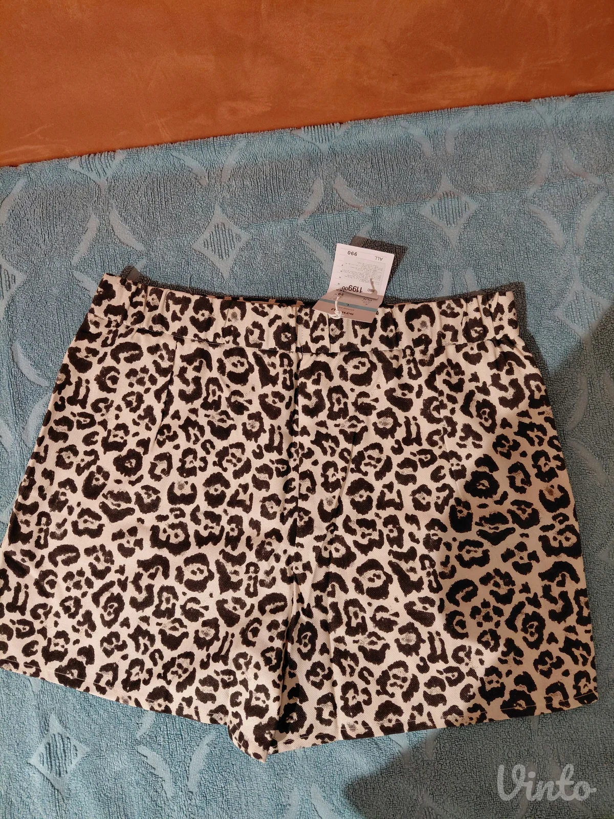 Sinsay skort sa etiketom