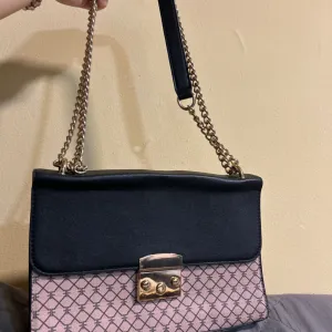 Očuvana ženska torbica