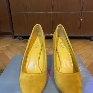 Small Swan žute salonke