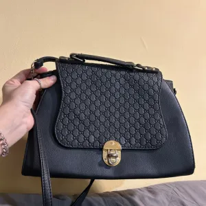 Crna elegantna torbica