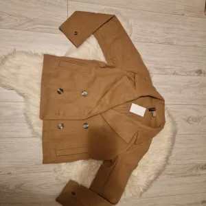 H&M kaput sa etiketom