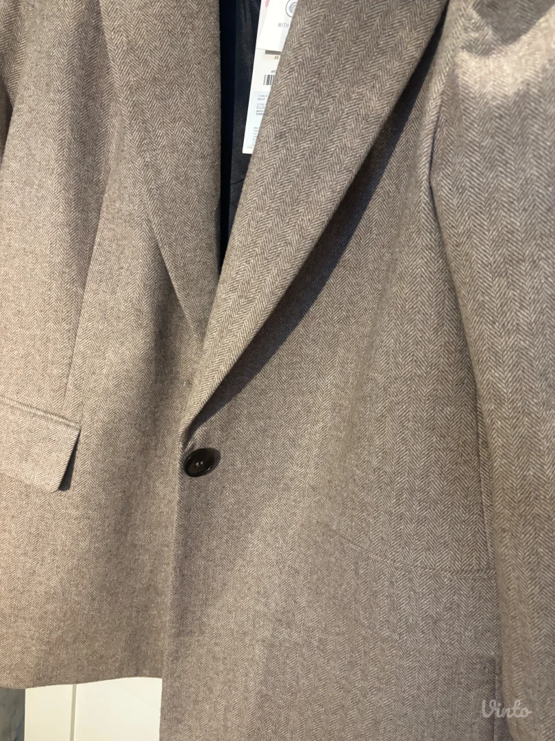 Zara sako sa etiketom