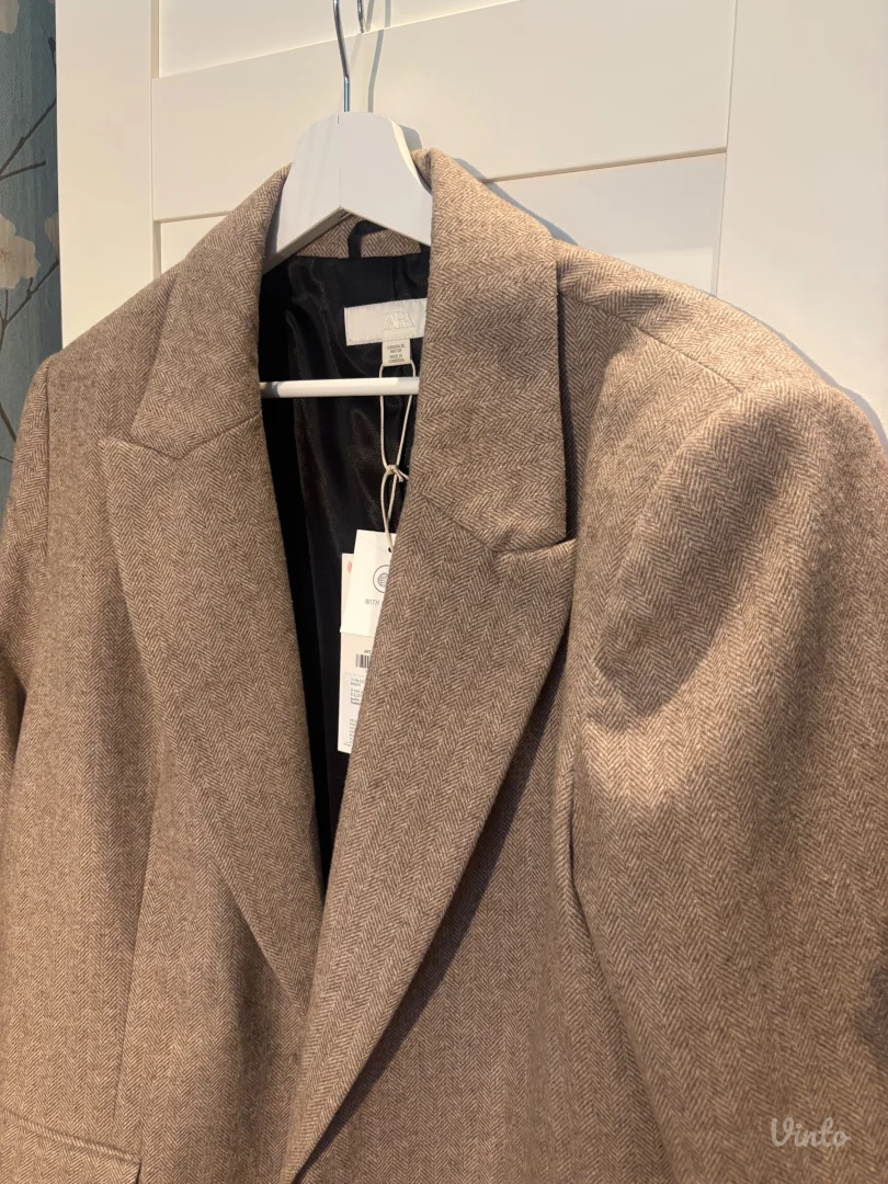 Zara sako sa etiketom