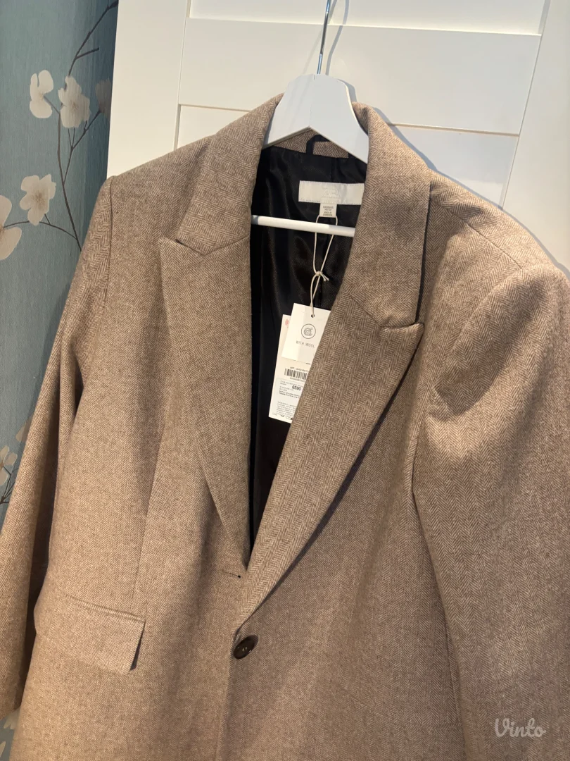 Zara sako sa etiketom