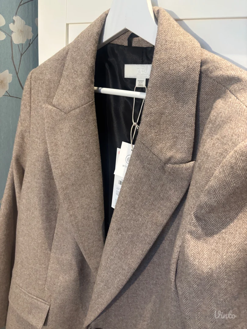 Zara sako sa etiketom