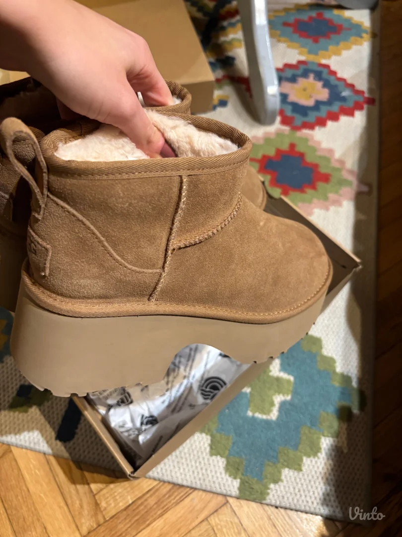 Ugg cizme - jednom nosene