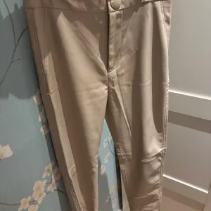 Zara kozne pantalone