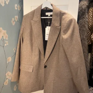 Zara sako sa etiketom