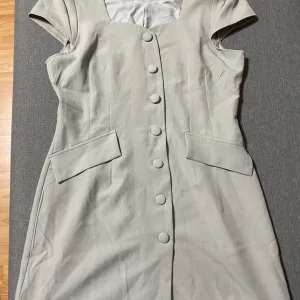 Poslovna old money haljina