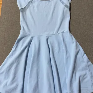 Plava mrezasta haljinica