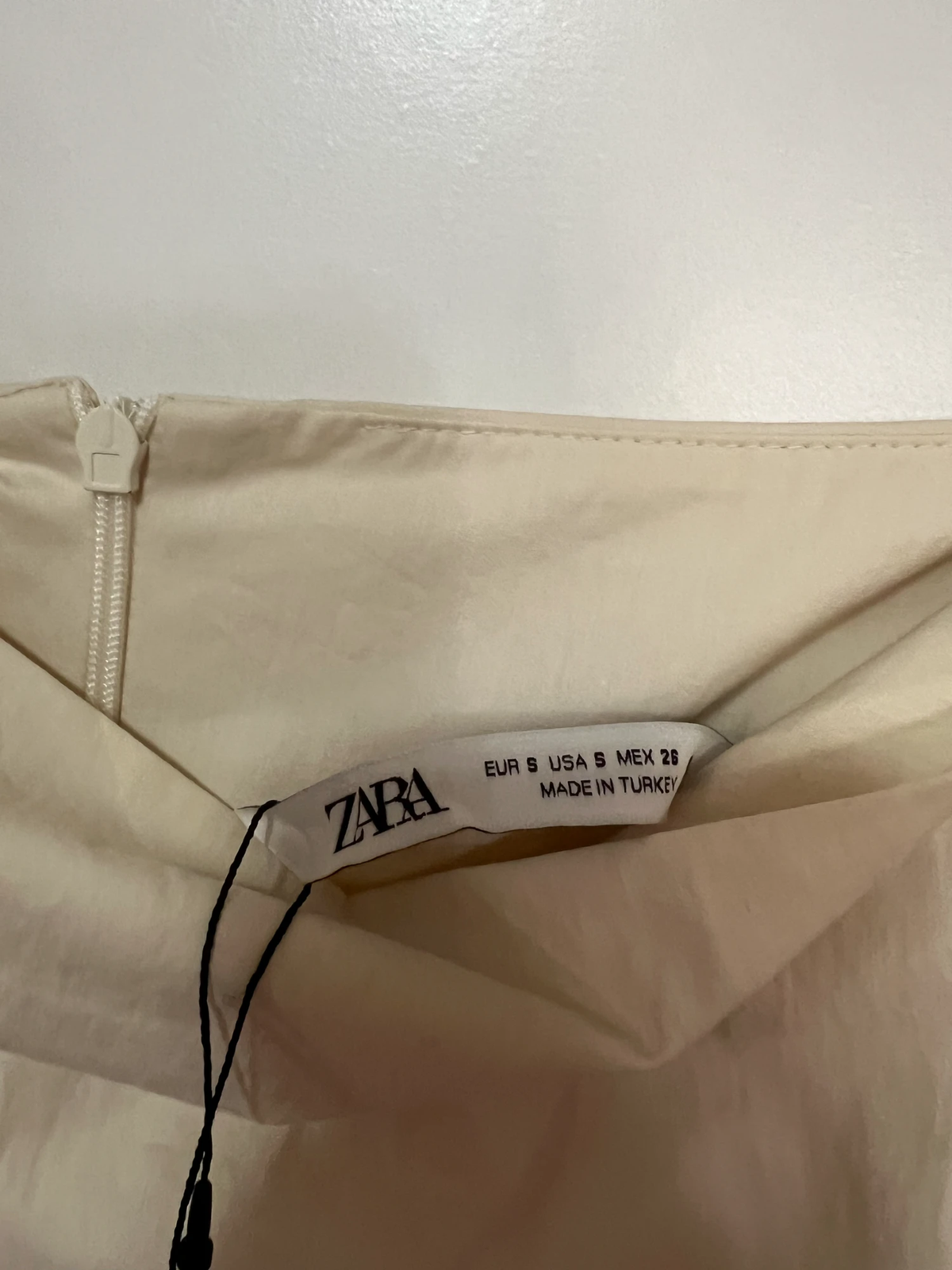 Zara novi top sa etiketom