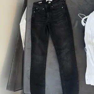 Calvin Klein farmerke 34 NOVE