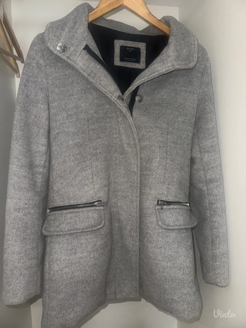 kratak sivi Bershka kaput - kao nov