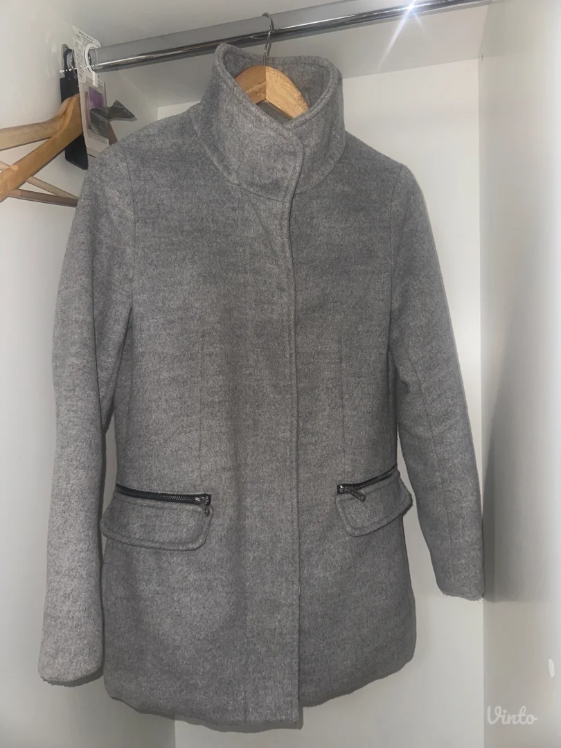 kratak sivi Bershka kaput - kao nov