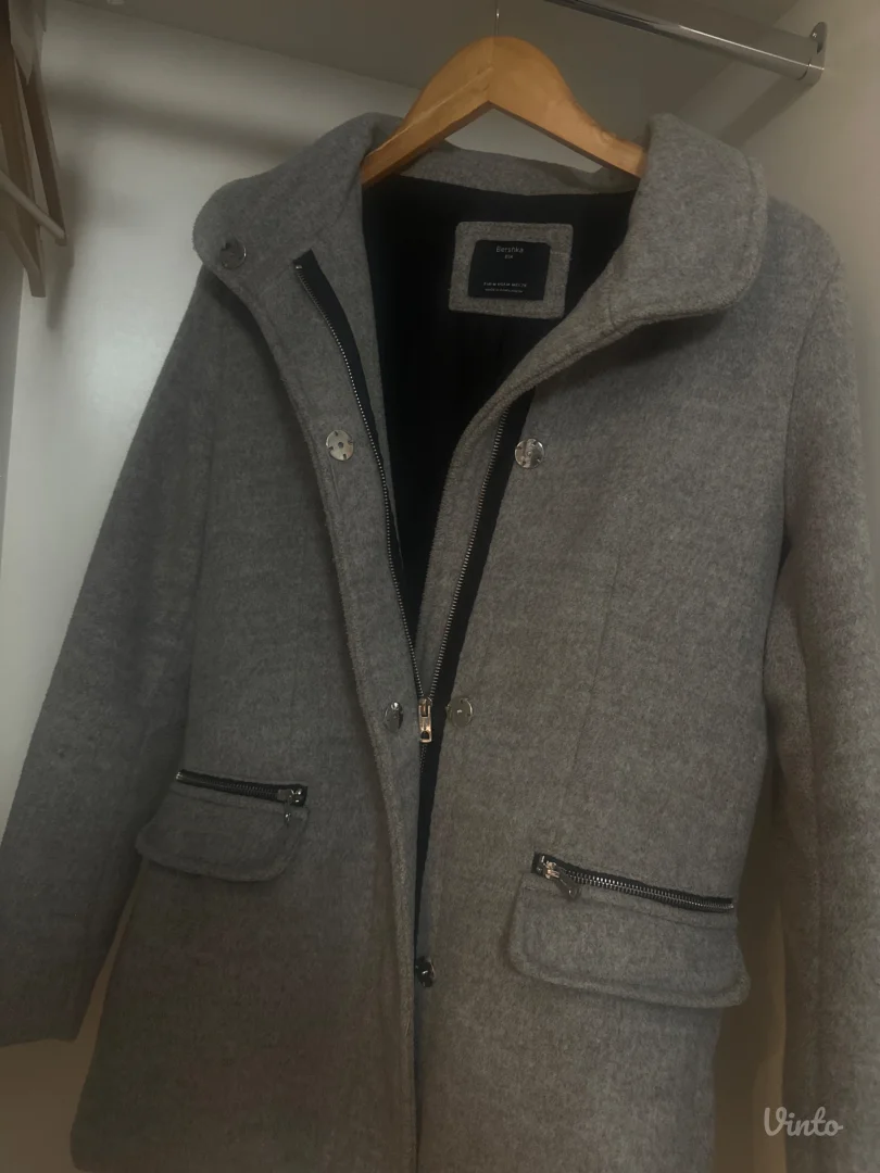 kratak sivi Bershka kaput - kao nov