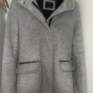 kratak sivi Bershka kaput - kao nov