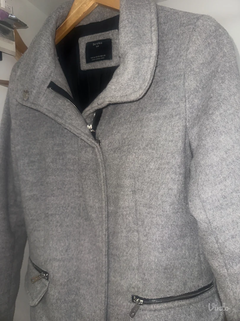 kratak sivi Bershka kaput - kao nov
