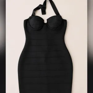 Crna bodycon haljina