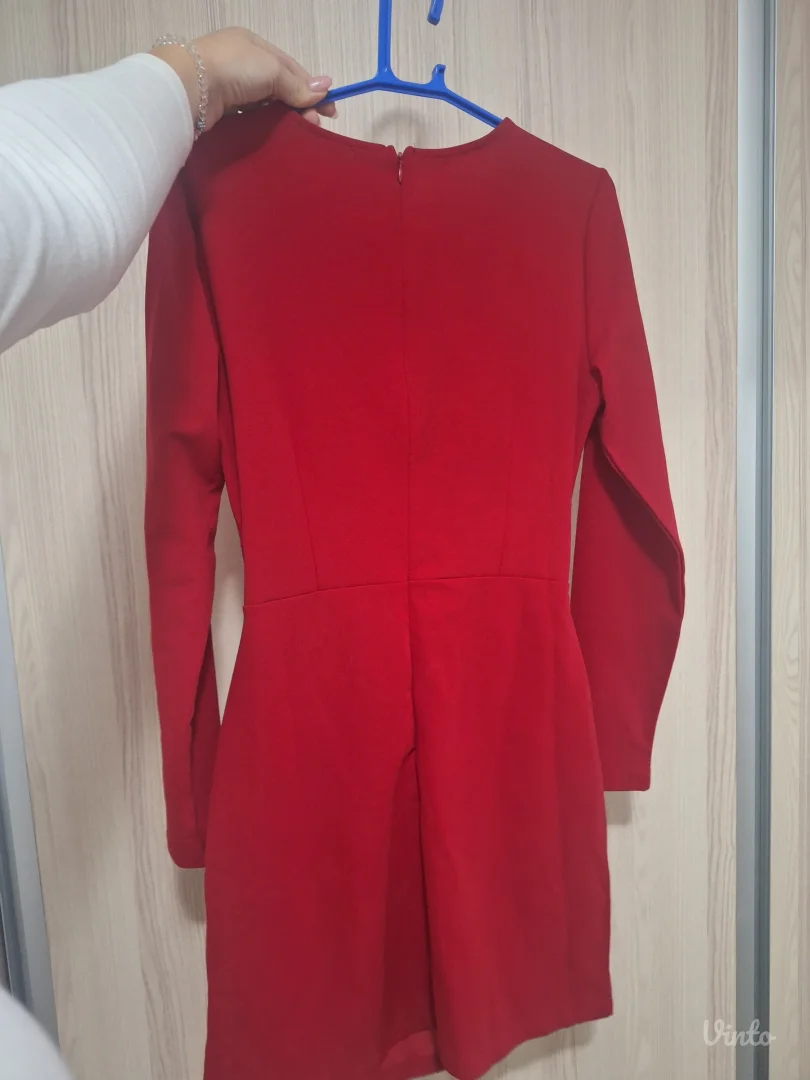 Crvena haljina sa isečcima