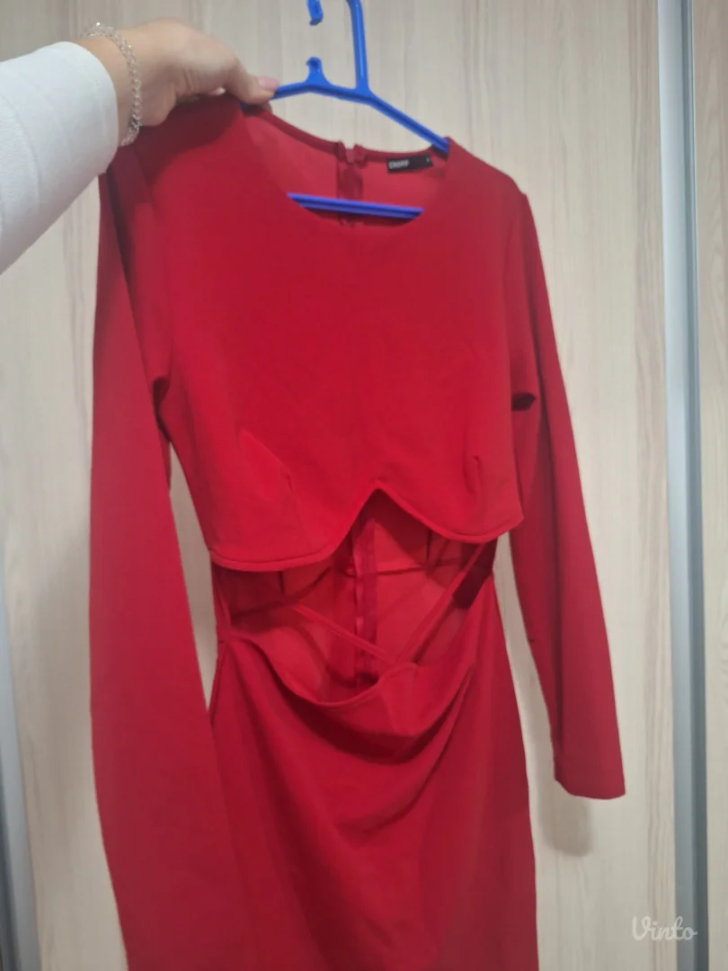 Crvena haljina sa isečcima