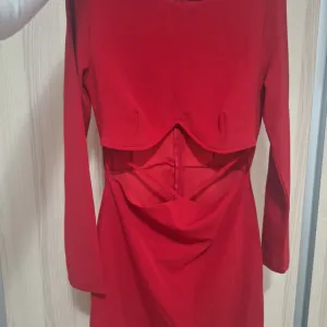 Crvena haljina sa isečcima