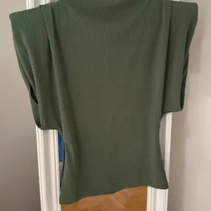 Zelena ženska majica