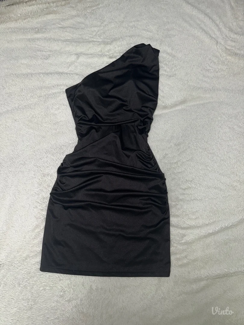 Crna ženska haljina