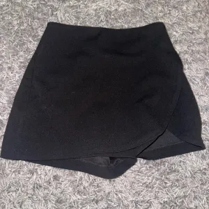 Skort (suknja-šorc)