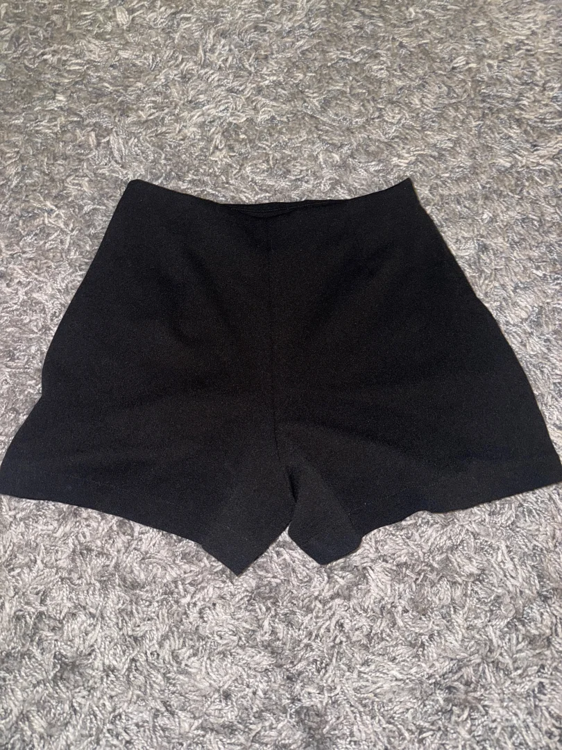 Skort (suknja-šorc)