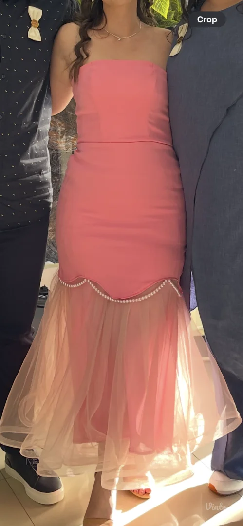 Roze haljinica sa bisernim detaljima