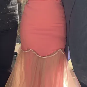 Roze haljinica sa bisernim detaljima