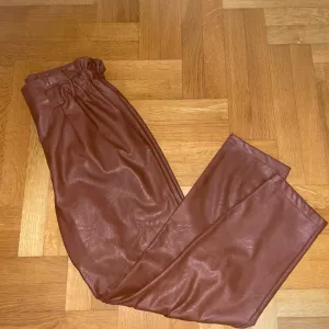 Braon kozne pantalone