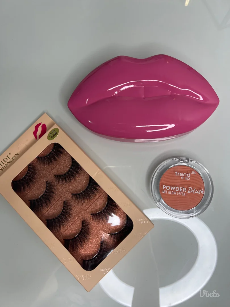 Set vestackih trepavica, rumenila i kutije za odlaganje u obliku usana