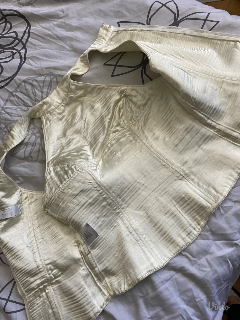 Korset sa cirkonima boje šampanjca