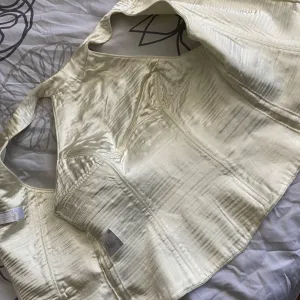 Korset sa cirkonima boje šampanjca