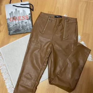 Kožne pantalone postavljene iznutra ❄️