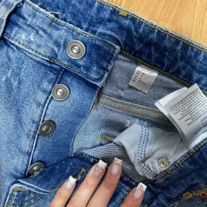 Pocepane duboke farmerke 38