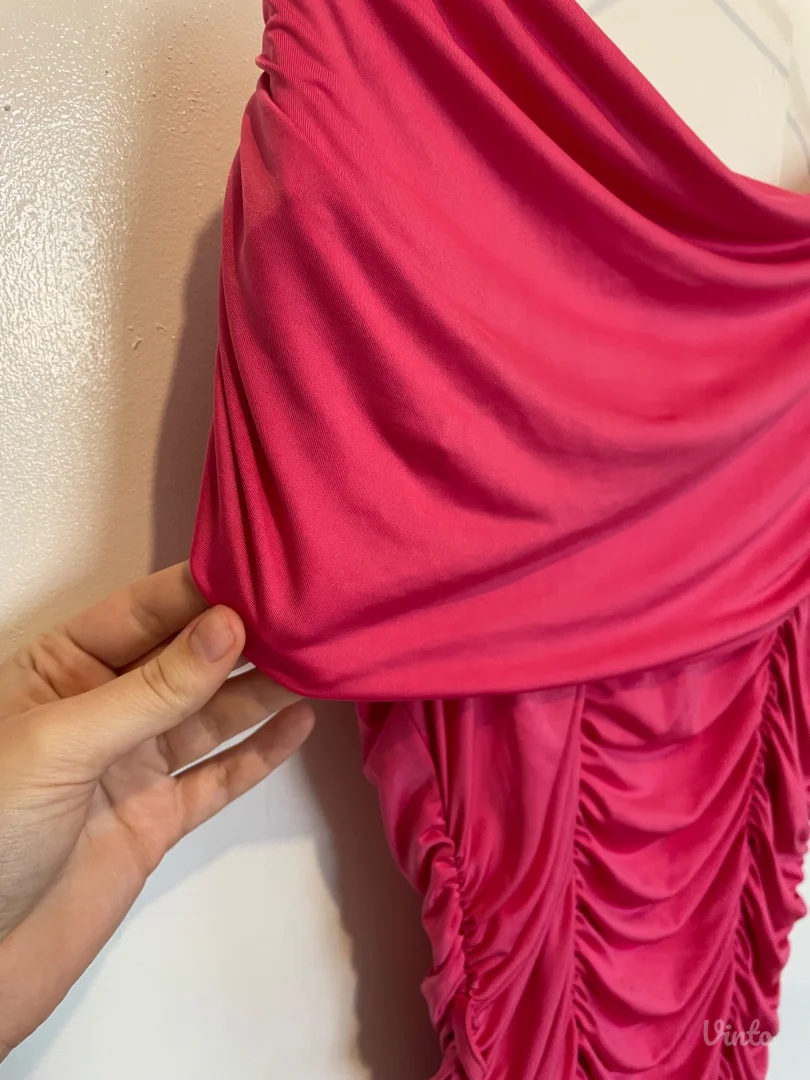 Roze haljina sa žabicama po njoj