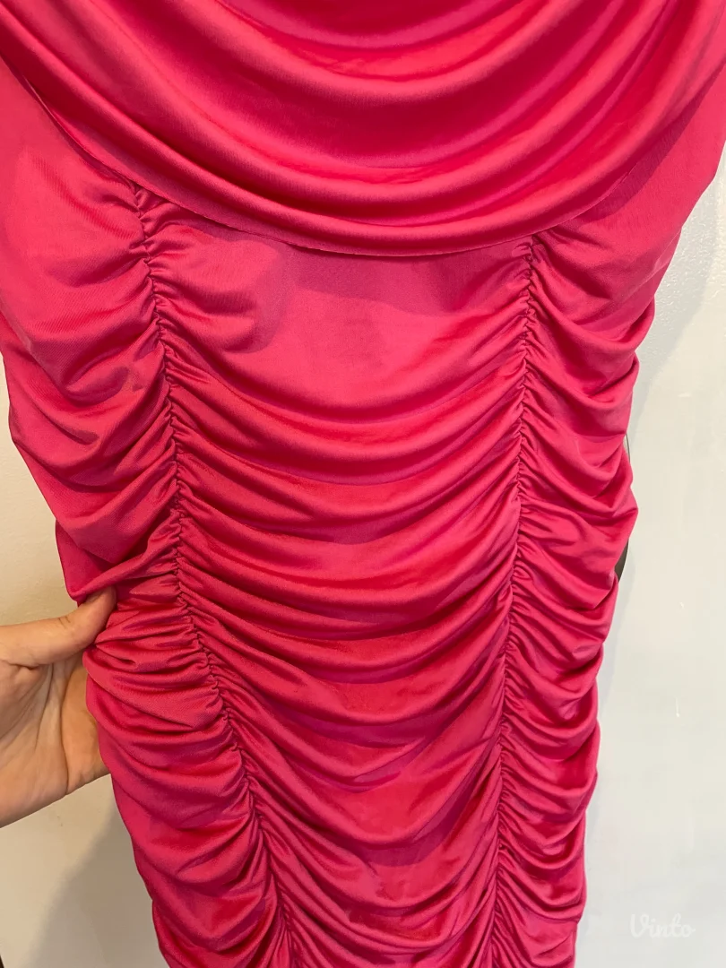 Roze haljina sa žabicama po njoj