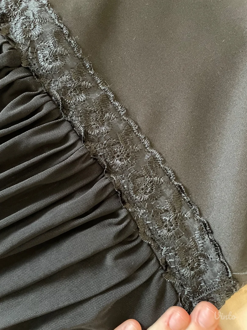 Crna suknjica sa čipkom