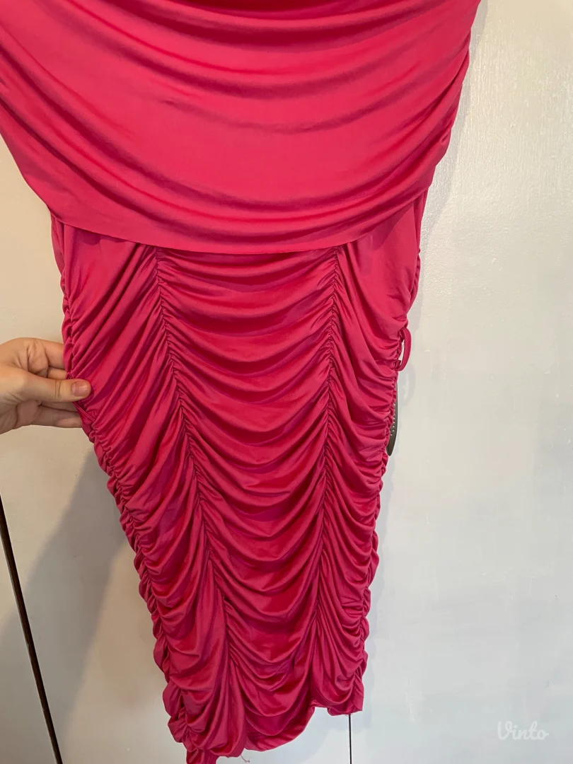 Roze haljina sa žabicama po njoj