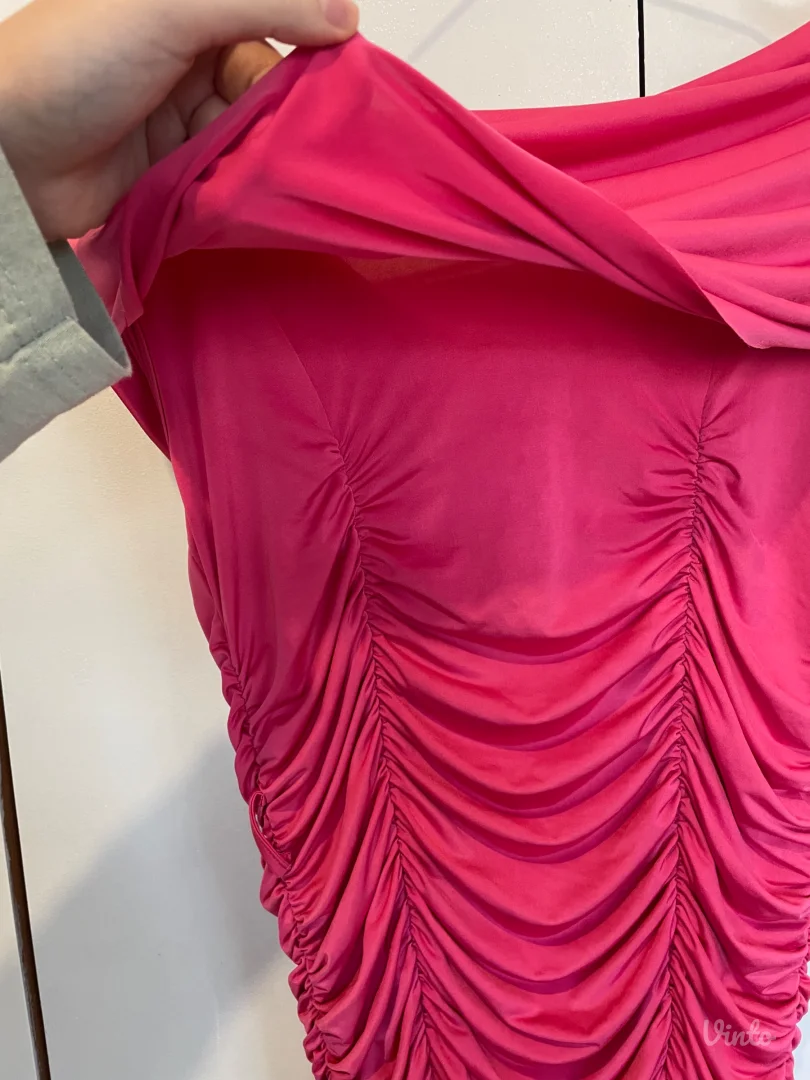 Roze haljina sa žabicama po njoj