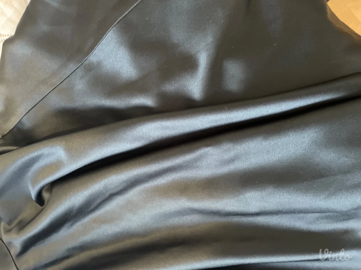 Crna široka lepršava suknja