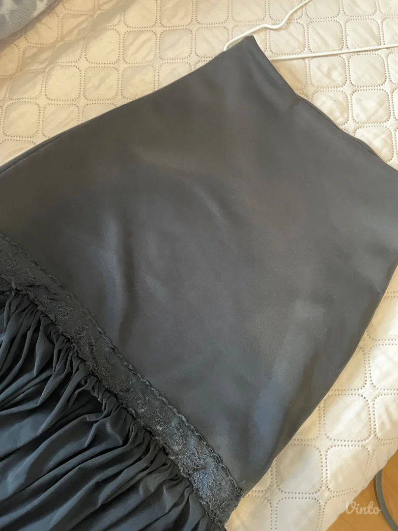 Crna suknjica sa čipkom