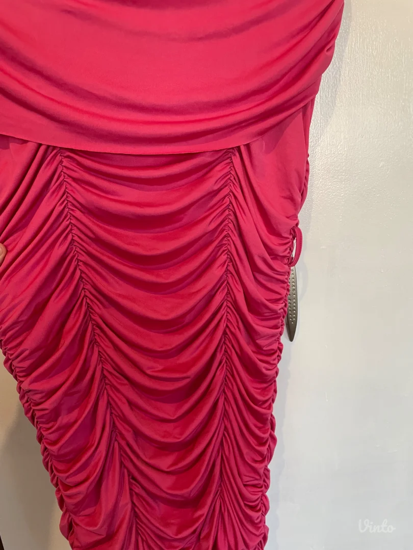 Roze haljina sa žabicama po njoj