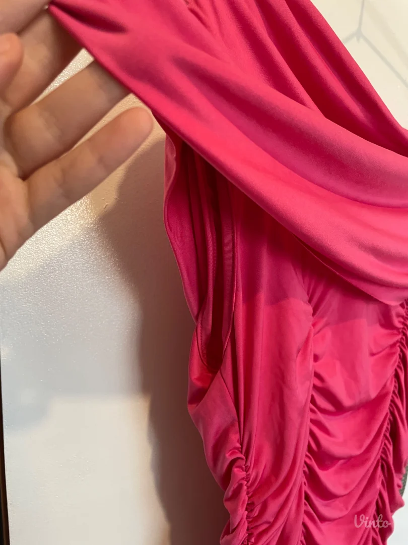 Roze haljina sa žabicama po njoj