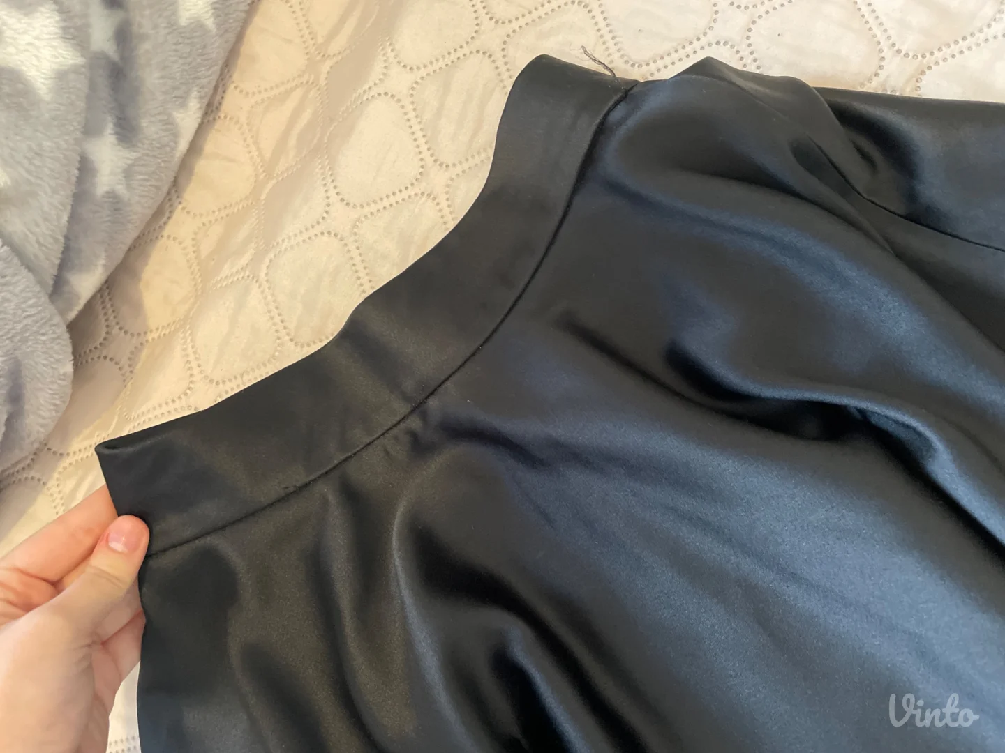 Crna široka lepršava suknja