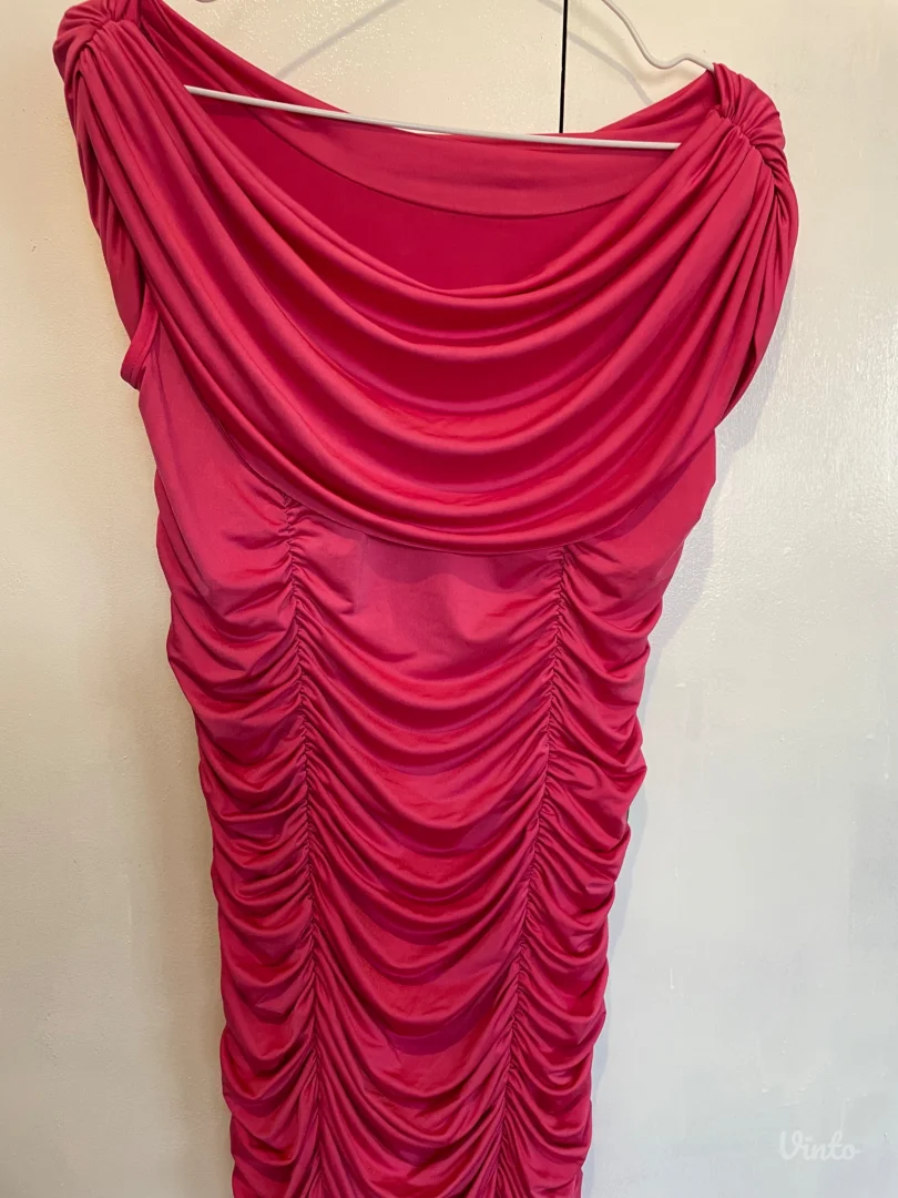 Roze haljina sa žabicama po njoj