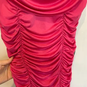 Roze haljina sa žabicama po njoj