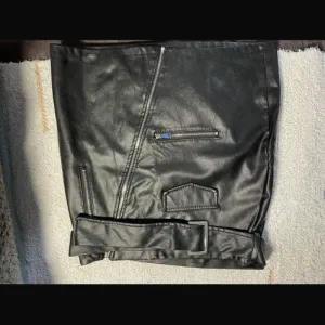 L&S-crna kožna suknja